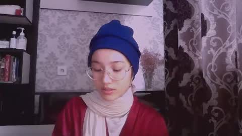 Mia online show from October 2025 10:57:02 AM