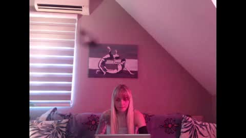 Snapshot of dreamcatcherfantasy chatting on February 2025 08:00:02 AM A girl online show from February 2025 08:00:02 AM