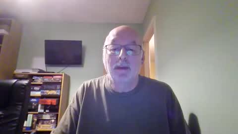 Snapshot of dutchunclejohn chatting on November 2025 08:52:01 PM DutchUncleJohn online show from November 2025 08:52:01 PM
