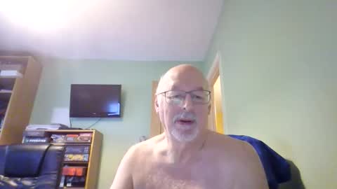 Snapshot of dutchunclejohn chatting on November 2025 09:09:02 AM DutchUncleJohn online show from November 2025 09:09:02 AM
