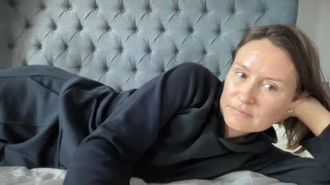 Nadia Ferreira  online show from September 2025 09:25:02 AM