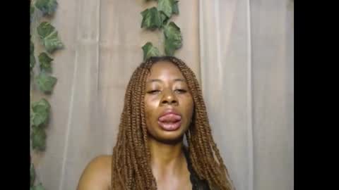 Snapshot of ebony_queenx chatting on December 2025 09:12:02 PM Queen online show from December 2025 09:12:02 PM