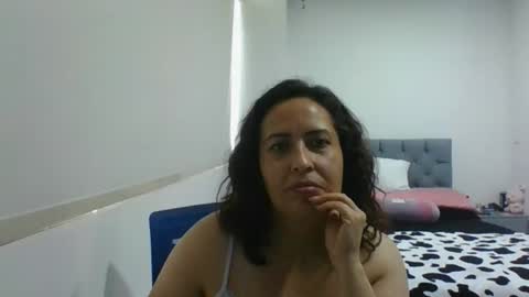 Snapshot of elainemilff chatting on September 2025 04:41:02 PM Elaine online show from September 2025 04:41:02 PM
