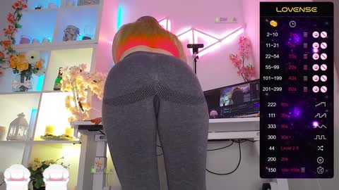 Snapshot of elena_marilyn chatting on February 2025 09:07:02 PM Elena online show from February 2025 09:07:02 PM