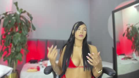 Elisa online show from February 2025 08:42:01 PM