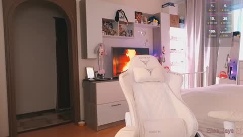 Elise    online show from October 2025 12:08:02 PM