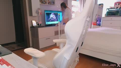 Elise    online show from October 2025 11:39:02 AM