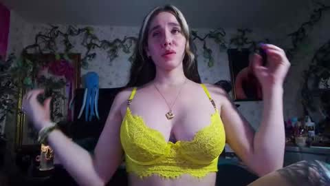 Elizabeth online show from October 2025 09:37:01 PM