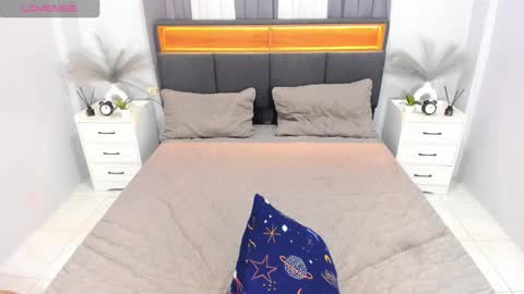 Ella online show from November 2025 09:14:01 PM