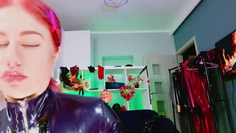 Snapshot of ella_kross chatting on October 2025 03:26:02 AM ella_kross online show from October 2025 03:26:02 AM