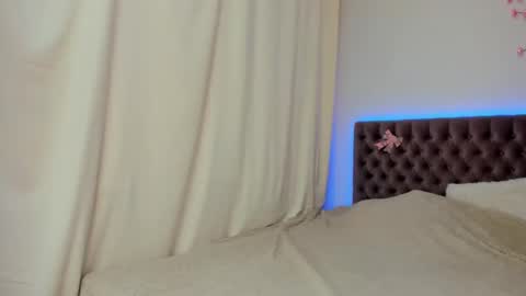 Ella Mayers online show from October 2025 12:26:01 PM