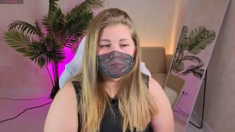 Snapshot of ellaya_ chatting on October 2025 08:24:02 AM Scarlet online show from October 2025 08:24:02 AM