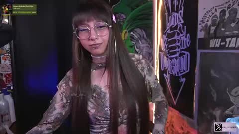 Snapshot of elle_uwu chatting on October 2025 05:46:02 PM follow me on instagram . online show from October 2025 05:46:02 PM