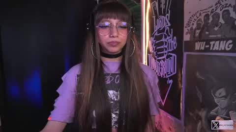 Snapshot of elle_uwu chatting on October 2025 04:51:01 PM follow me on instagram . online show from October 2025 04:51:01 PM