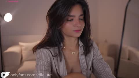 Snapshot of ellelure_ chatting on October 2025 10:31:01 PM Linda Restrepo online show from October 2025 10:31:01 PM