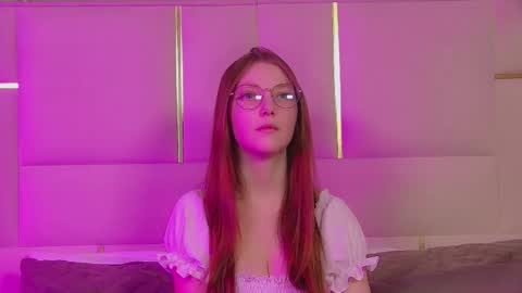 Snapshot of ellenbush chatting on November 2025 06:35:02 AM EllenBush online show from November 2025 06:35:02 AM