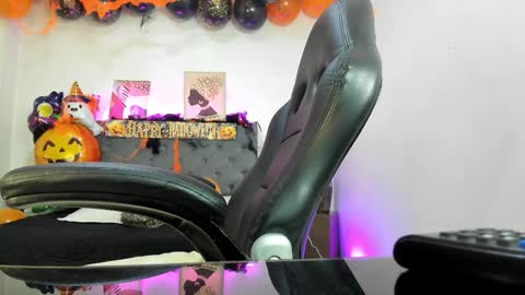  Ellie   online show from October 2025 12:07:02 PM