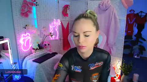 Snapshot of elliekarrrx chatting on February 2025 08:51:02 PM EllieKarr online show from February 2025 08:51:02 PM