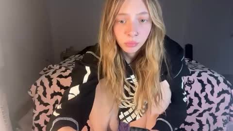 Snapshot of ellieluvs chatting on October 2025 02:48:02 AM ellie online show from October 2025 02:48:02 AM