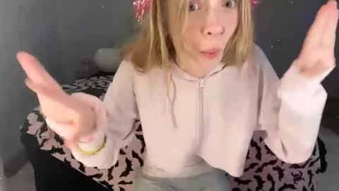 Snapshot of ellieluvs chatting on October 2025 01:20:02 AM ellie online show from October 2025 01:20:02 AM