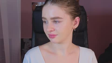 Snapshot of elliephant_ chatting on December 2024 05:22:01 PM just Emily online show from December 2024 05:22:01 PM