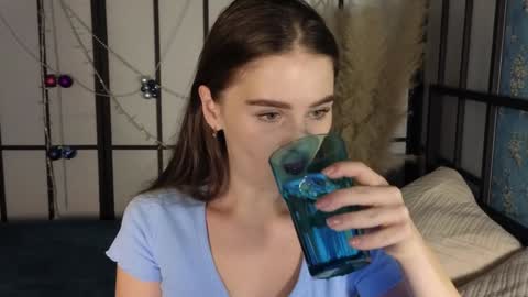 Snapshot of elliephant_ chatting on January 2025 12:29:01 PM just Emily online show from January 2025 12:29:01 PM