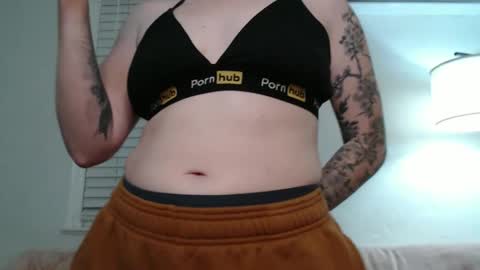 Snapshot of ellierowyn chatting on October 2025 02:53:01 AM Ellie Rowyn online show from October 2025 02:53:01 AM