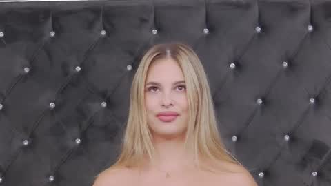 Snapshot of ellsa_jean chatting on September 2025 02:33:01 AM Elsa Jean online show from September 2025 02:33:01 AM