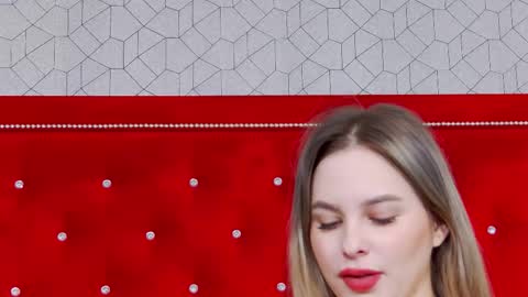 Snapshot of ellsa_jean chatting on October 2025 05:11:02 AM Elsa Jean online show from October 2025 05:11:02 AM