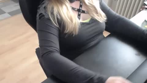 Snapshot of elly_petite chatting on October 2025 07:30:01 AM Elly online show from October 2025 07:30:01 AM