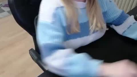 Snapshot of elly_petite chatting on October 2025 07:48:02 PM Elly online show from October 2025 07:48:02 PM