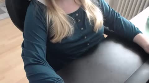 Snapshot of elly_petite chatting on October 2025 09:32:02 AM Elly online show from October 2025 09:32:02 AM