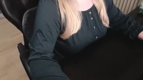 Snapshot of elly_petite chatting on October 2025 09:37:01 PM Elly online show from October 2025 09:37:01 PM