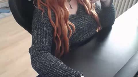 Snapshot of elly_petite chatting on October 2025 09:00:01 AM Elly online show from October 2025 09:00:01 AM