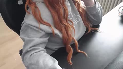 Snapshot of elly_petite chatting on October 2025 09:22:01 AM Elly online show from October 2025 09:22:01 AM