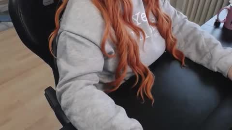 Snapshot of elly_petite chatting on October 2025 07:31:01 AM Elly online show from October 2025 07:31:01 AM