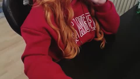 Snapshot of elly_petite chatting on November 2025 10:09:02 PM Elly online show from November 2025 10:09:02 PM