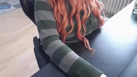 Snapshot of elly_petite chatting on November 2025 01:33:02 PM Elly online show from November 2025 01:33:02 PM