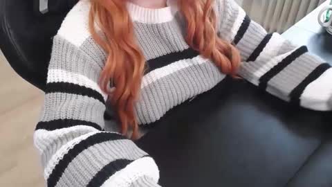 Snapshot of elly_petite chatting on November 2025 12:47:01 PM Elly online show from November 2025 12:47:01 PM