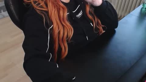 Snapshot of elly_petite chatting on November 2025 03:23:02 PM Elly online show from November 2025 03:23:02 PM