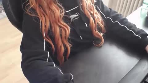 Snapshot of elly_petite chatting on November 2025 09:53:01 AM Elly online show from November 2025 09:53:01 AM