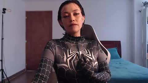 Snapshot of elly_uwuw chatting on October 2025 06:21:01 PM Emy Castro online show from October 2025 06:21:01 PM