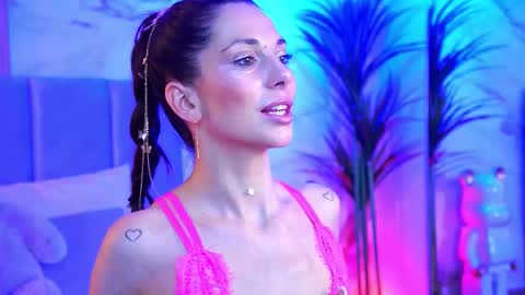 Elly online show from November 2025 08:43:02 PM