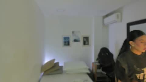 emelie_89 online show from October 2025 12:15:01 PM