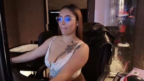 Snapshot of emiily_w1 chatting on October 2025 11:32:02 AM Emily online show from October 2025 11:32:02 AM