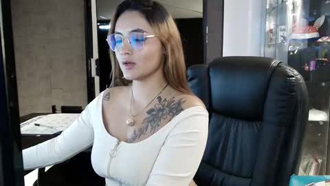 Snapshot of emiily_w1 chatting on November 2025 11:54:01 AM Emily online show from November 2025 11:54:01 AM