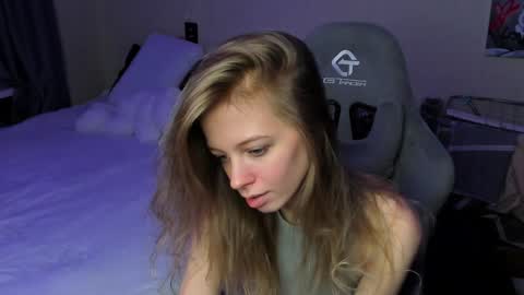 Snapshot of emili_sweet__ chatting on December 2024 01:54:02 PM emili_sweet__ online show from December 2024 01:54:02 PM