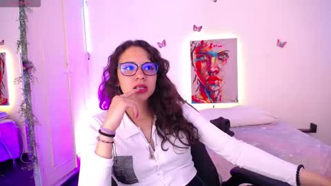 Emili Russo online show from October 2025 07:59:01 PM