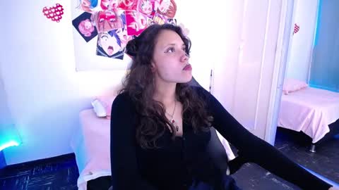 Emili Russo online show from November 2025 07:35:01 PM