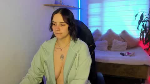 Snapshot of emily_lindey chatting on October 2025 07:09:02 PM emily_lindey online show from October 2025 07:09:02 PM